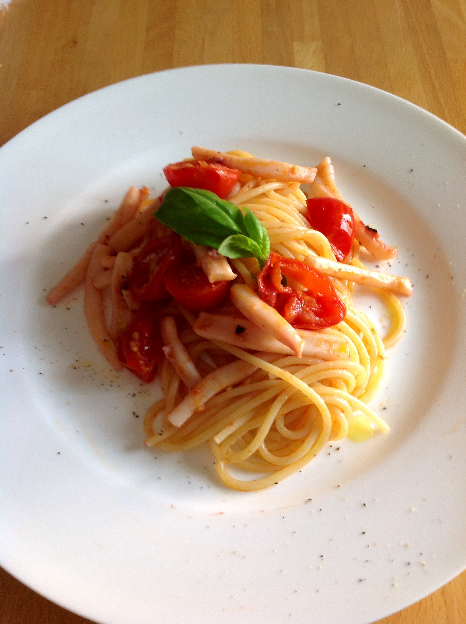 Spaghetti con calamari e pomodorini - InCucinaConCarla