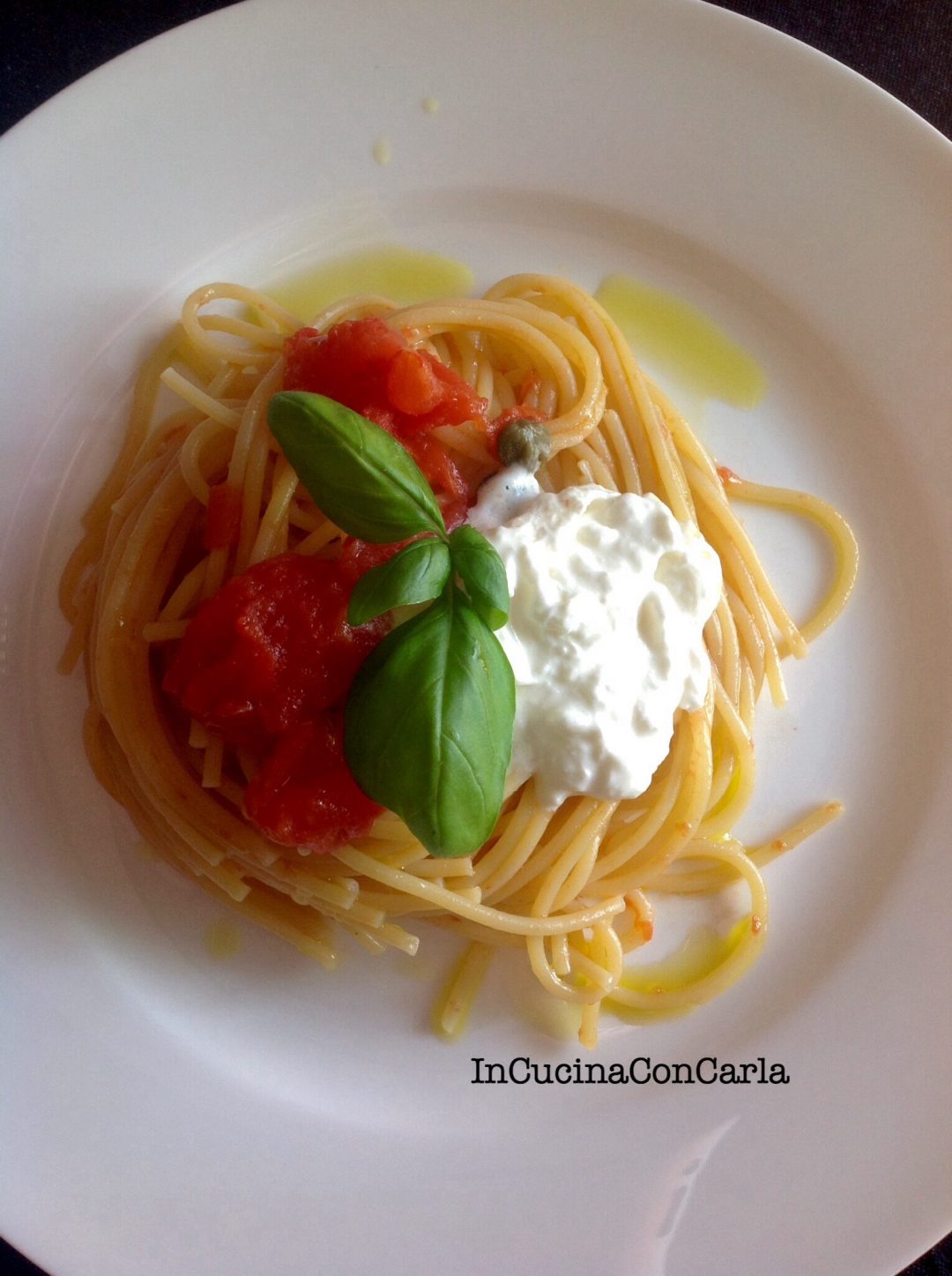 Spaghetti al pomodoro con stracciatella