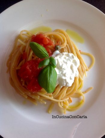 Spaghetti al pomodoro con stracciatella