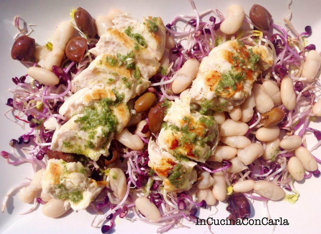 Insalata di pollo con germogli al pesto di salvia