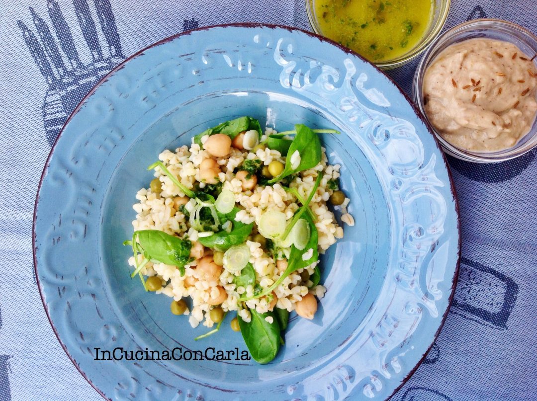 Insalata di bulgur con spinacini ceci piselli e crema di melanzane