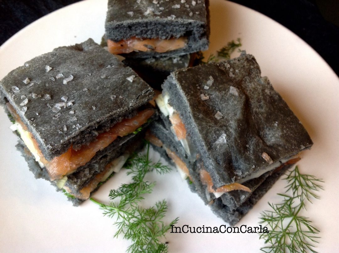 Focaccia nera con salmone marinato e finocchi