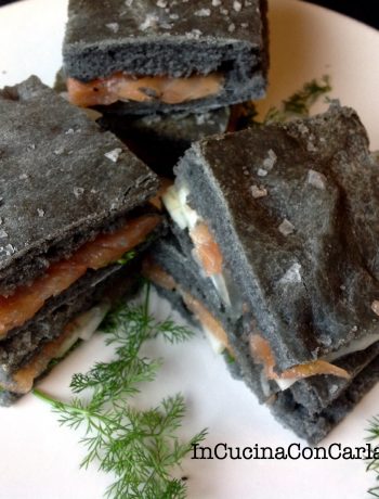 Focaccia nera con salmone marinato e finocchi