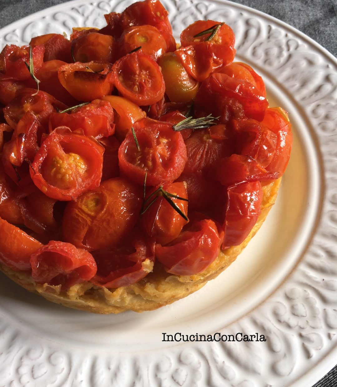 Torta di ceci con pomodorini caramellati