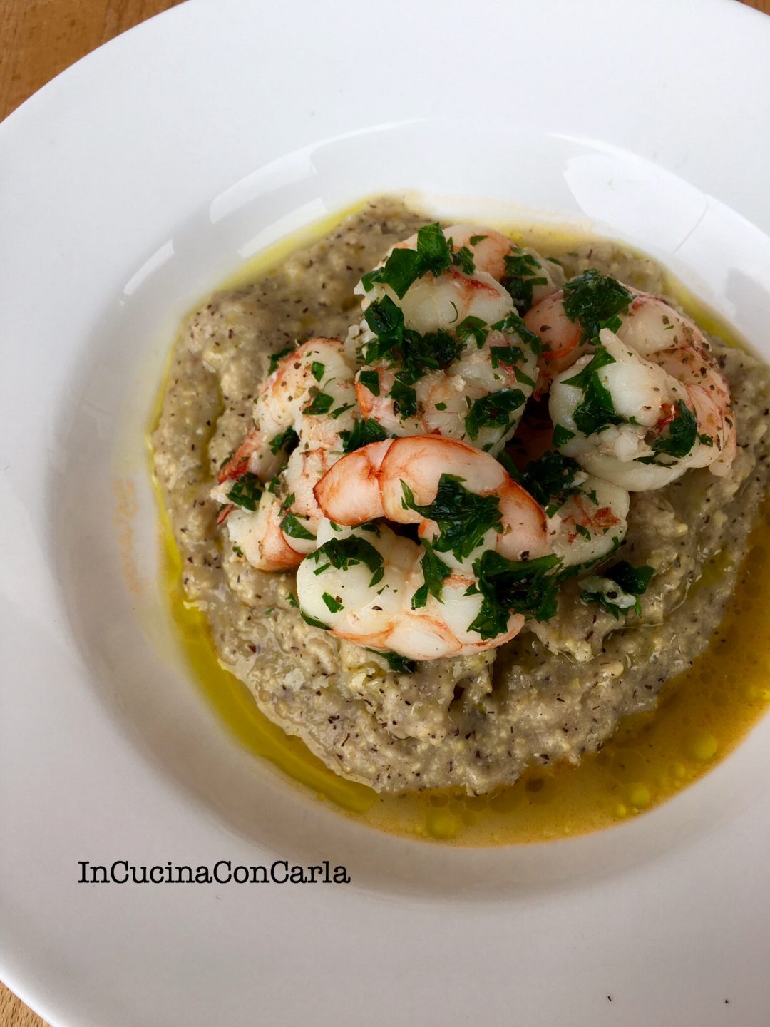 Guazzetto di gamberi su polenta morbida di mais e ceci