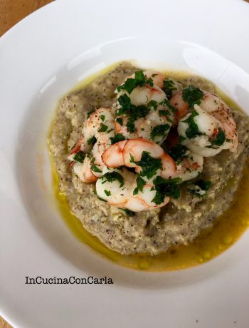 Guazzetto di gamberi su polenta morbida di mais e ceci