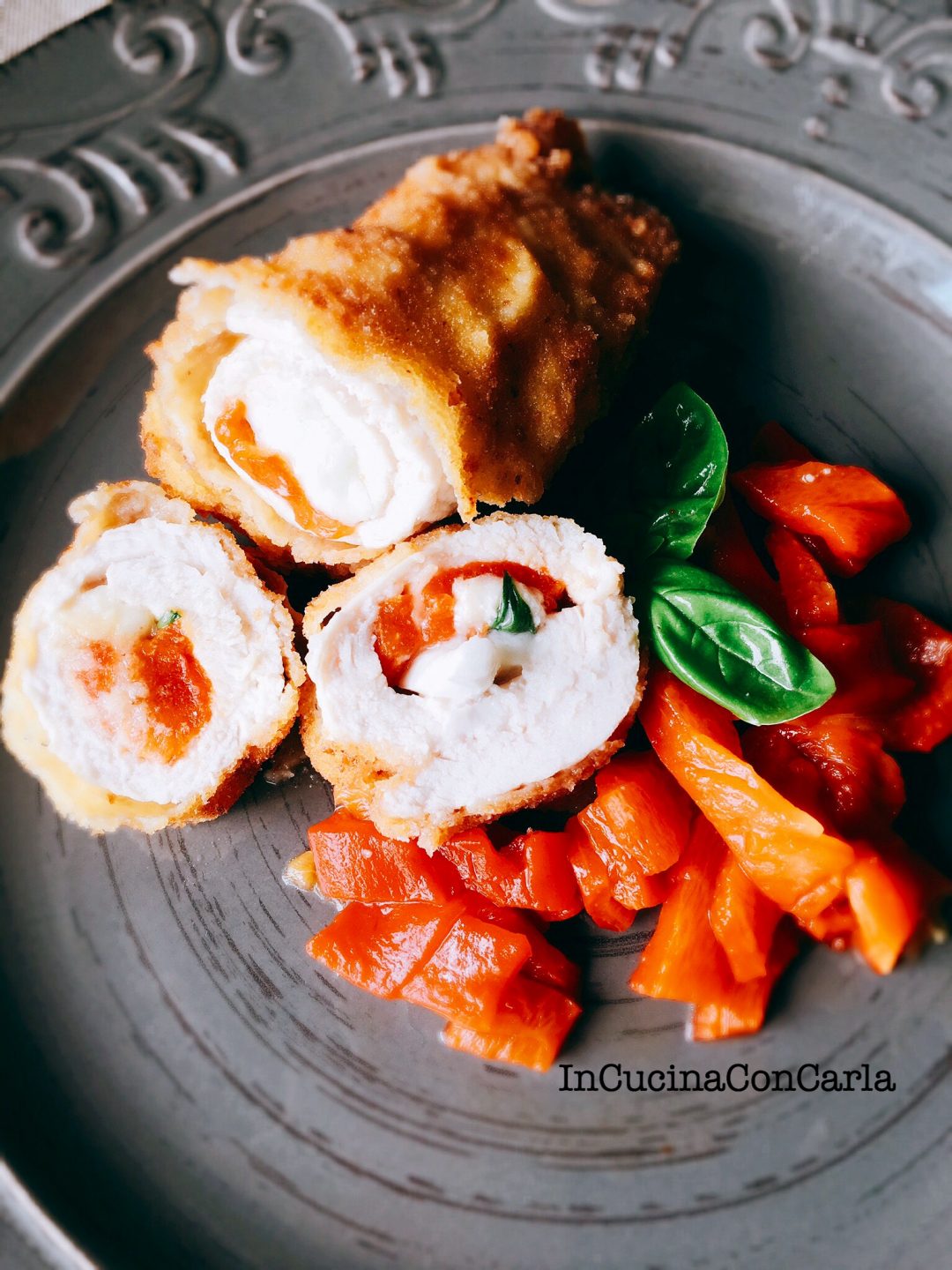 Involtini di pollo peperoni e mozzarella