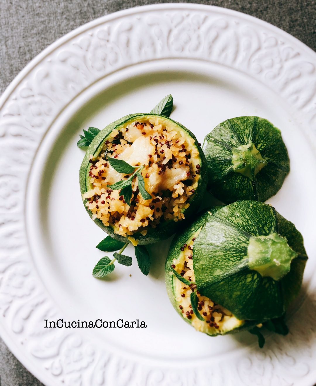 Zucchine ripiene con quinoa e bulgur