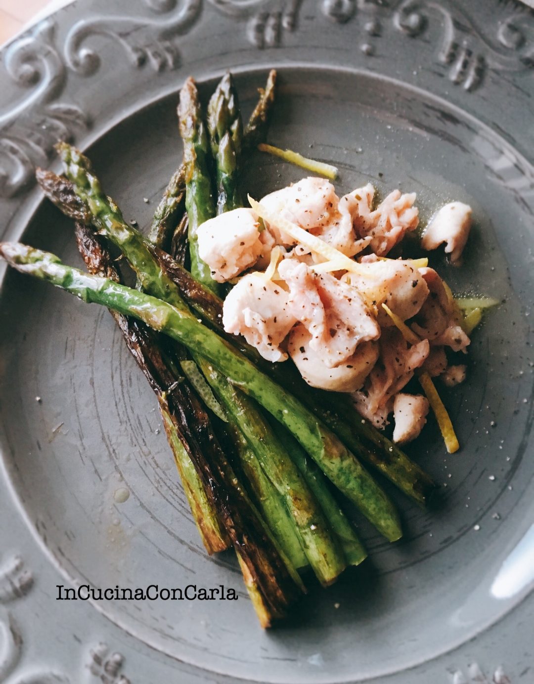 Bocconcini di coniglio al limone con asparagi