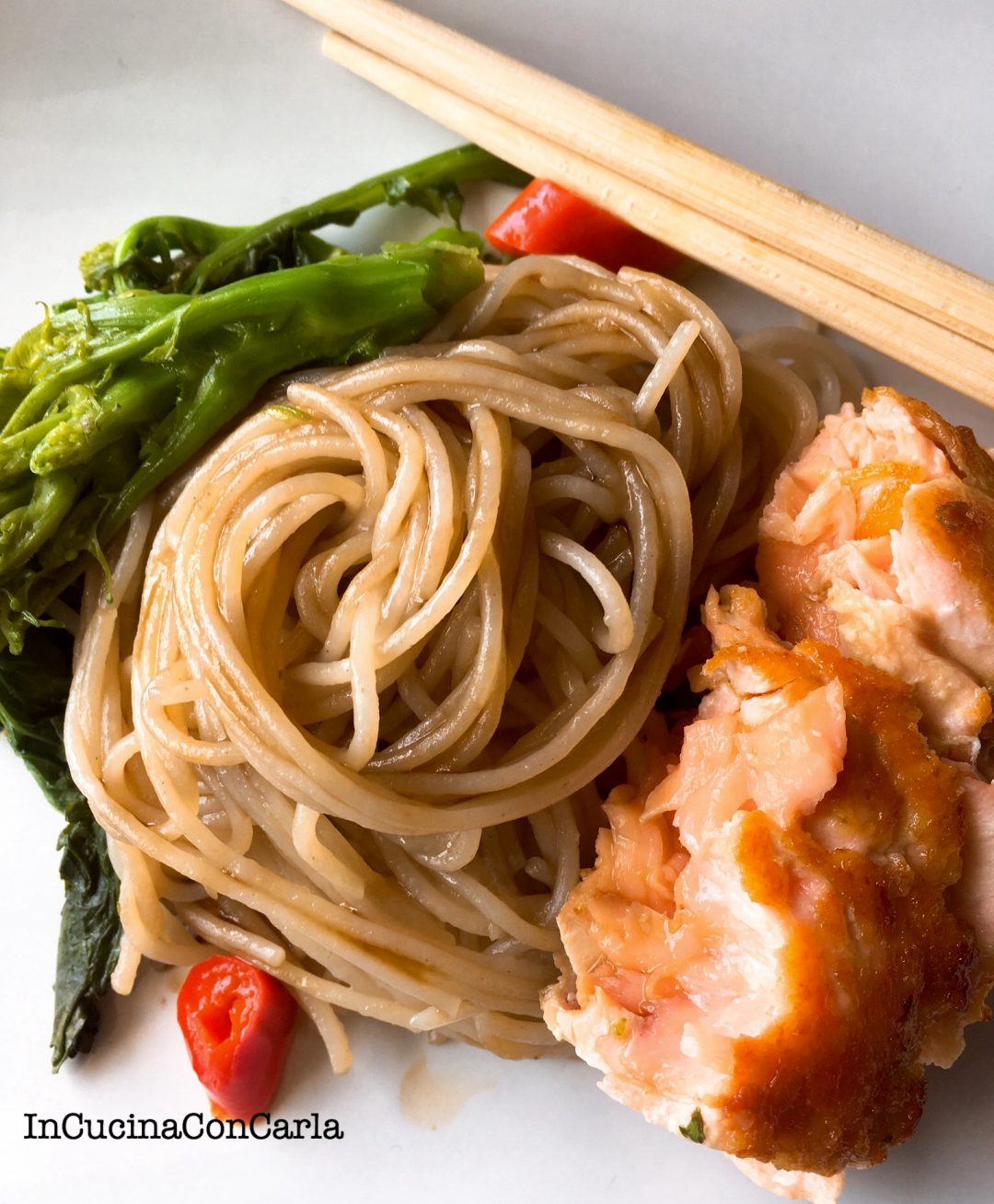 Spaghetti di riso con salmone e cime di rapa