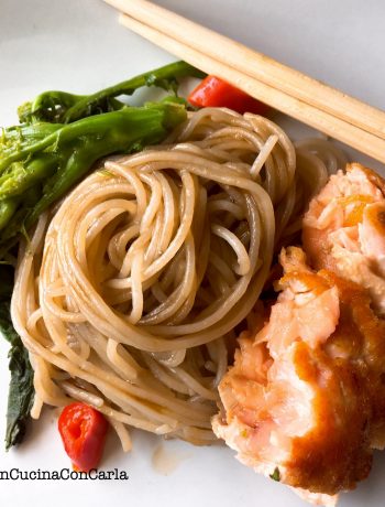 Spaghetti di riso con salmone e cime di rapa