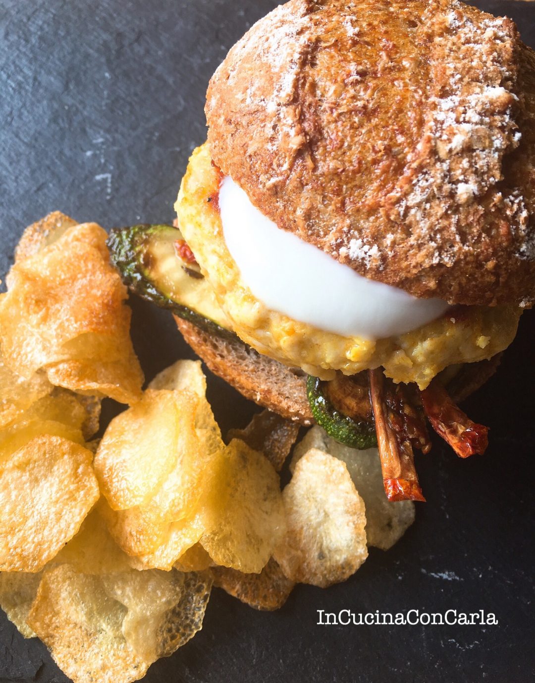 Hamburger di pollo alla curcuma e chips di patate