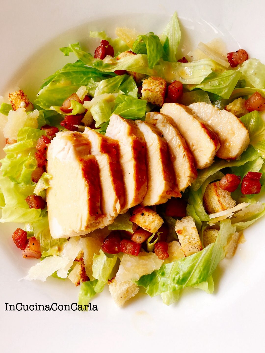 Caesar salad con pollo e pancetta croccante