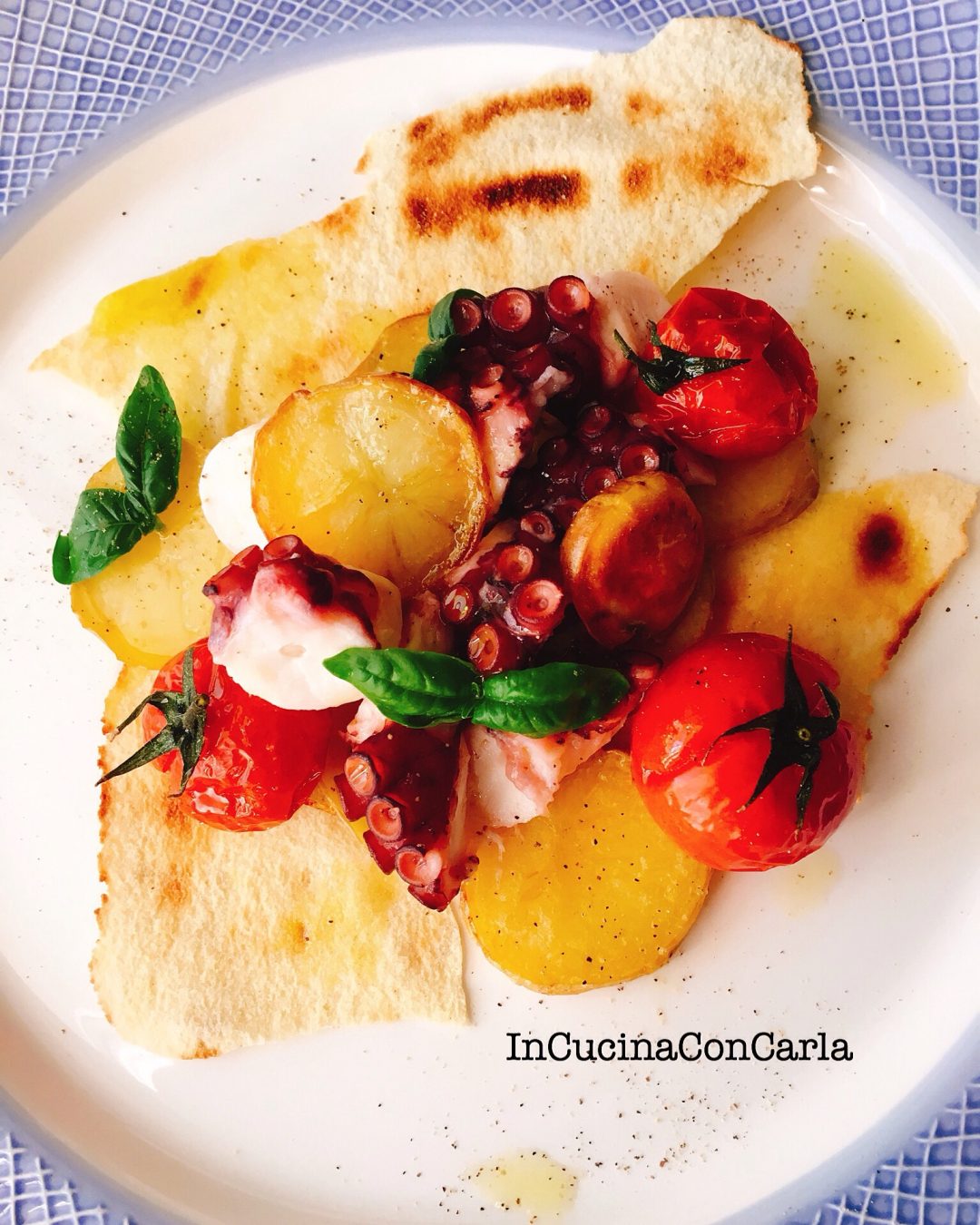 Polipo patate pomodorini al forno e pane carasau