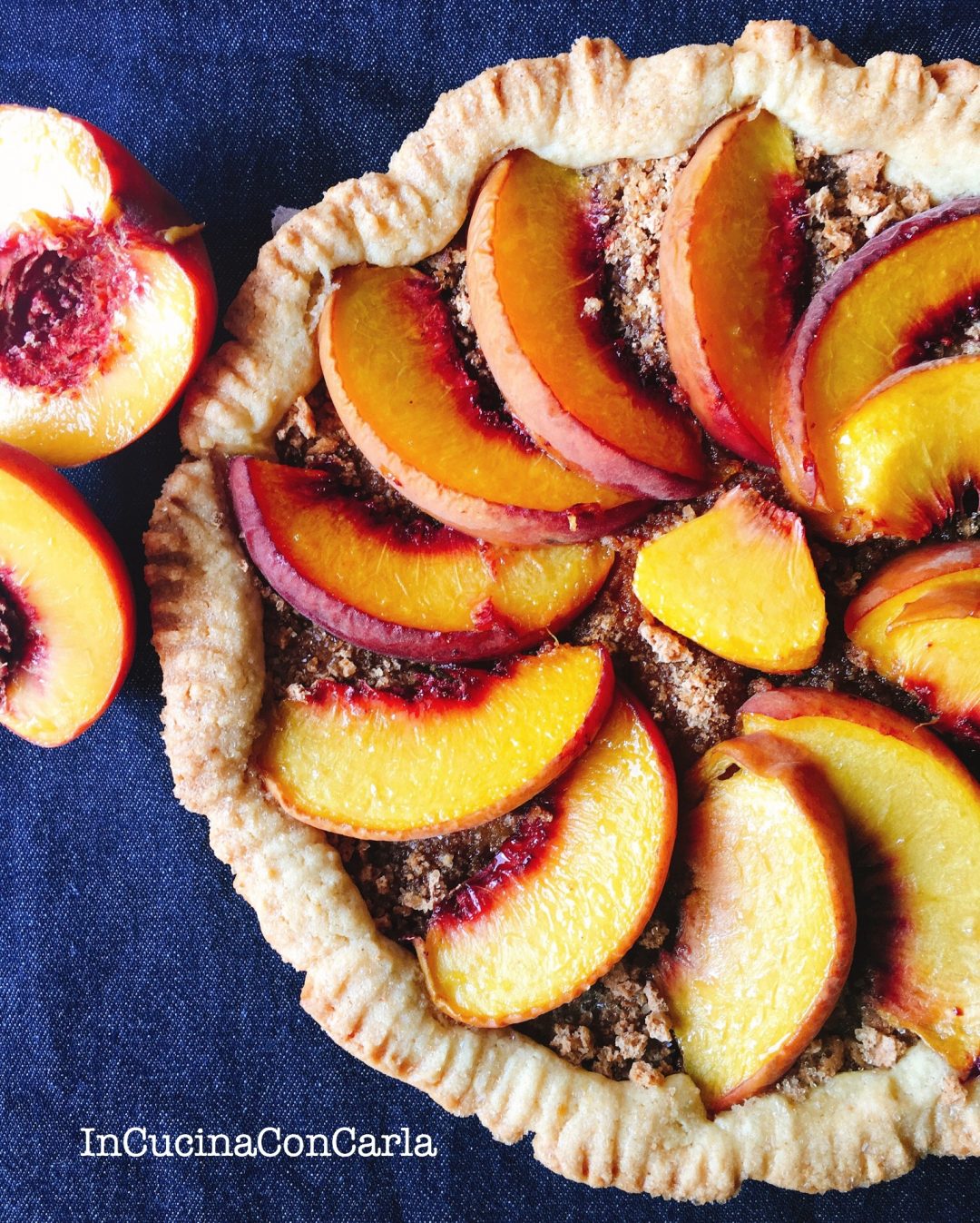 Crostata con pesche e amaretti