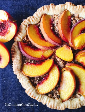 Crostata con pesche e amaretti