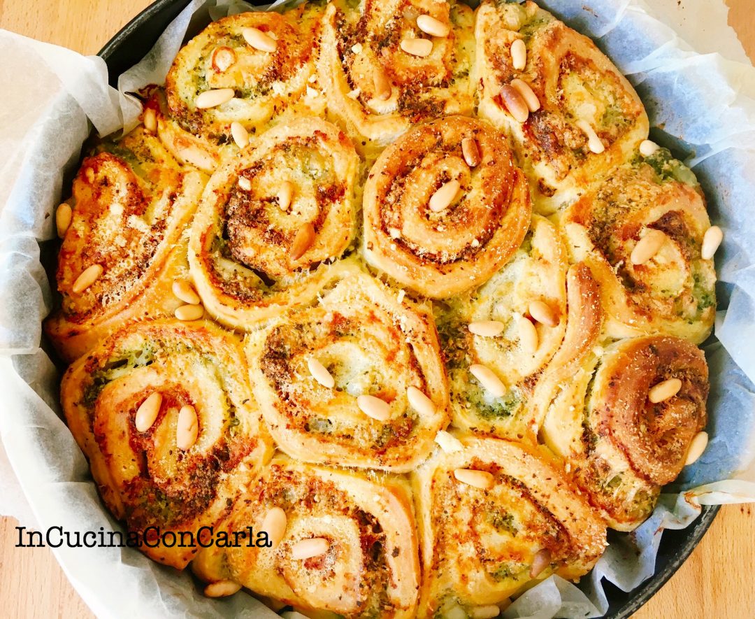 Torta di rose con pesto e mozzarella