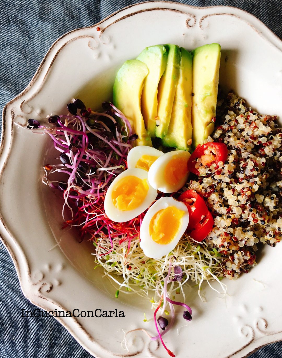 Insalata di quinoa avocado uova di quaglia e germogli