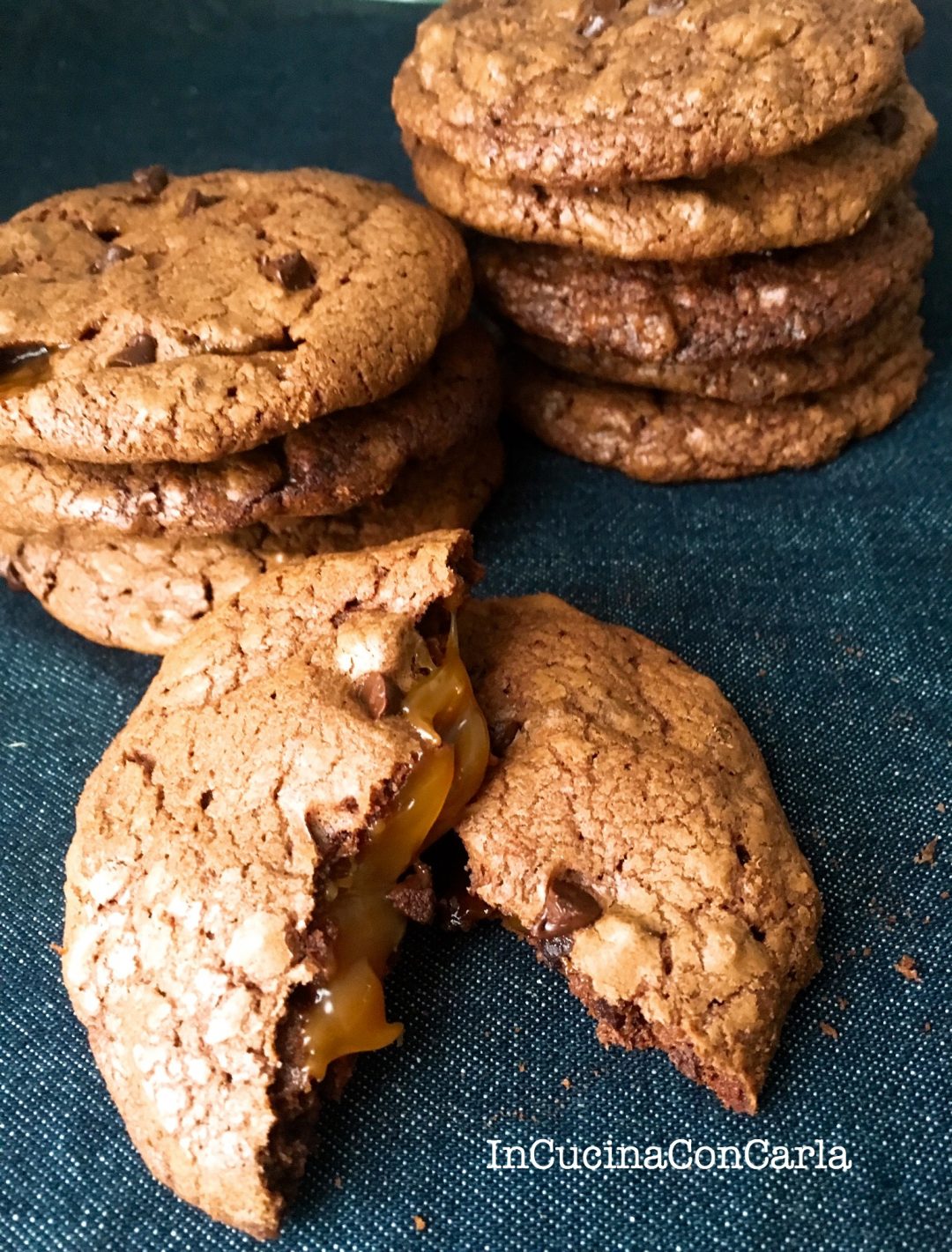 Cookies al cioccolato ripieni di caramello salato