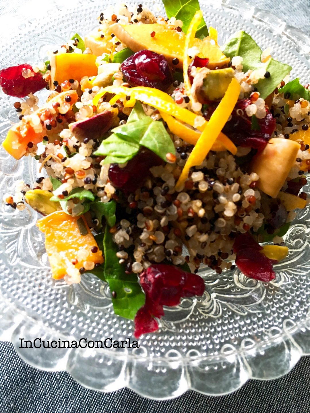 Insalata di quinoa spinacini zucca mirtilli rossi e pistacchi