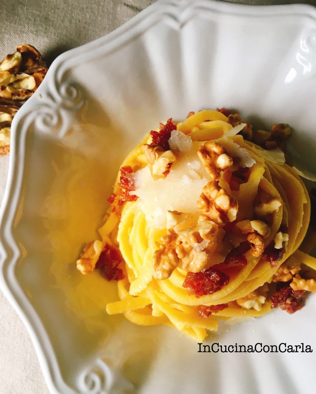 Fettuccine allo zafferano con briciole di cotechino