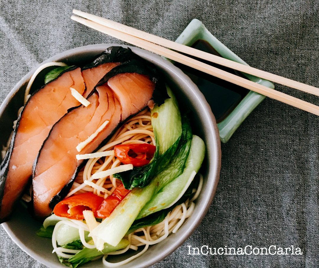 Noodles con pak choi e salmone affumicato con alga nori