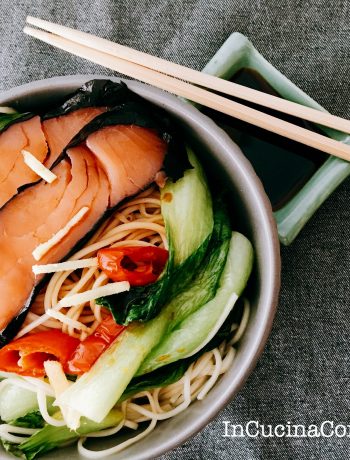 Noodles con pak choi e salmone affumicato con alga nori