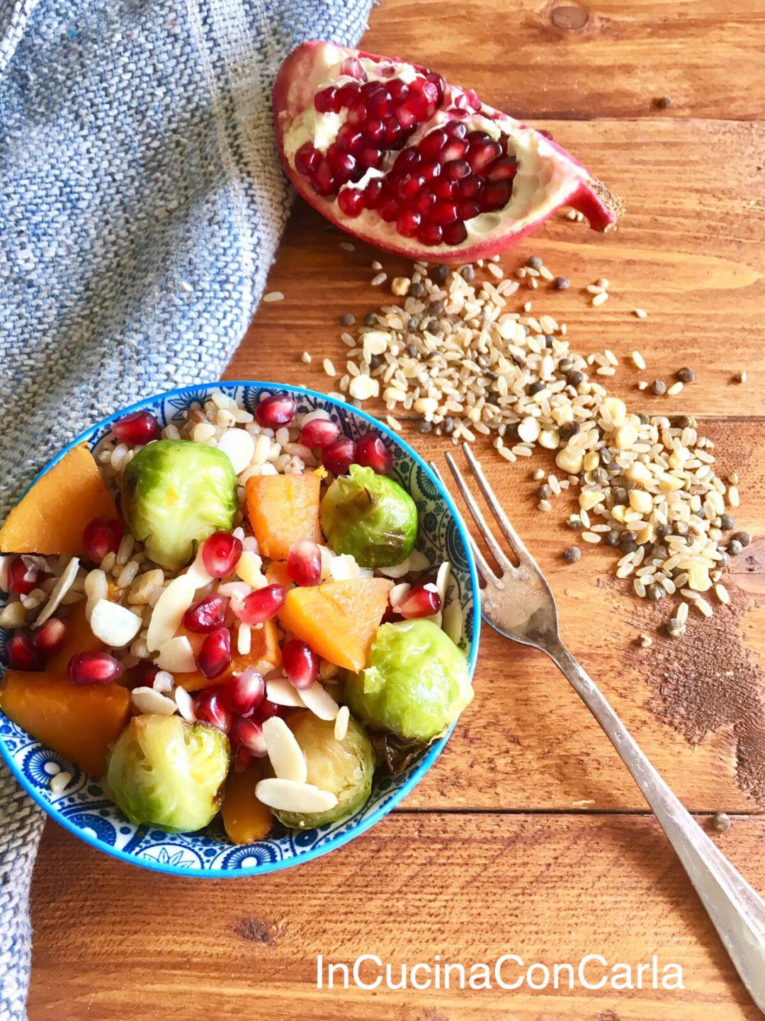 Mix di cereali e legumi in insalata con zucca e cavolini di Bruxelles