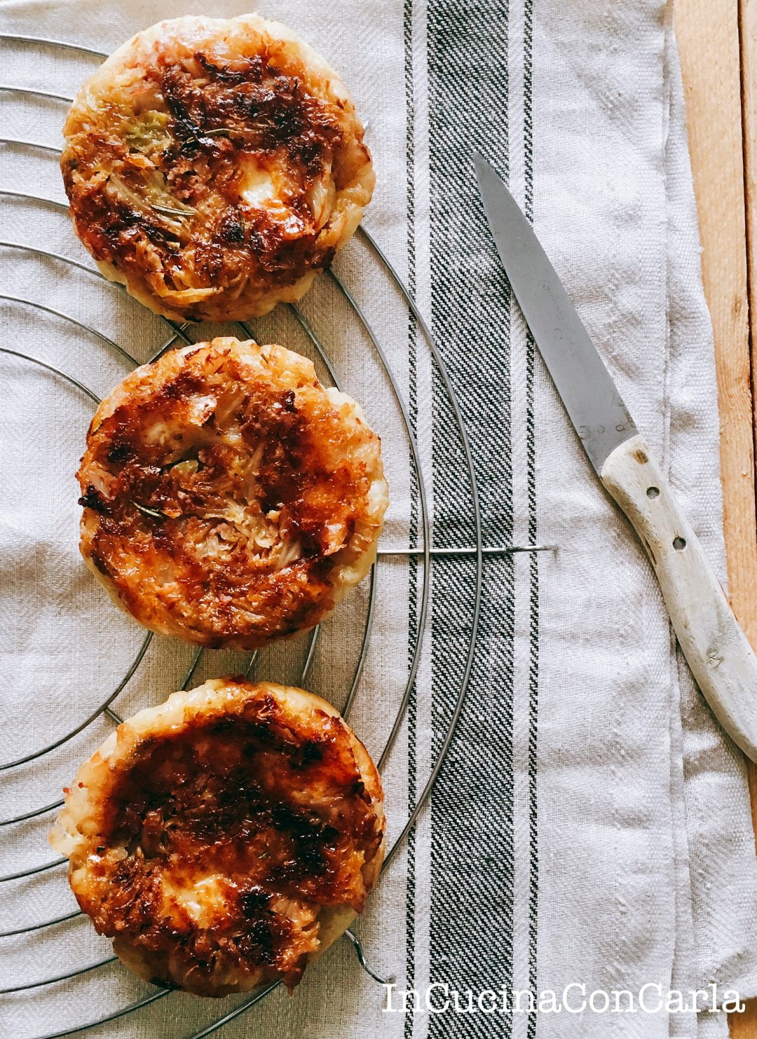 Tarte Tatin salata con verza e provola affumicata