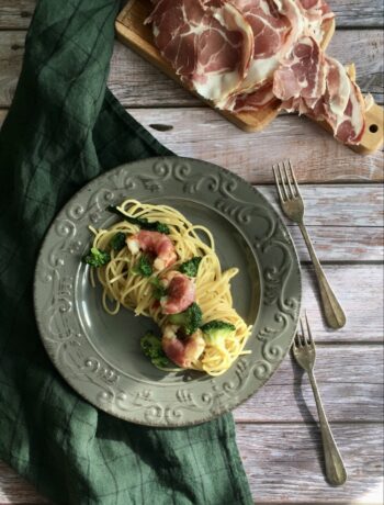 Spaghetti con broccoli gamberi e pancetta