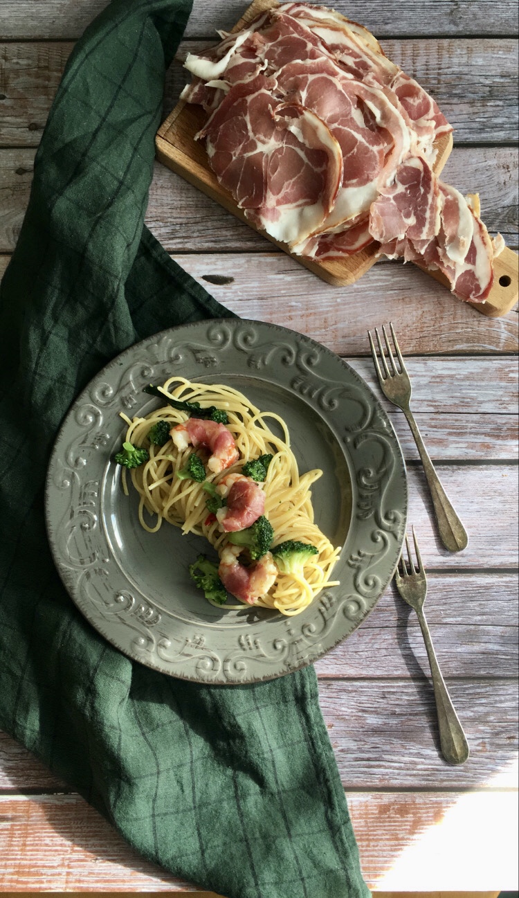 Spaghetti con broccoli gamberi e pancetta